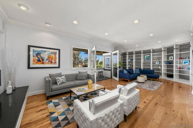 7651 Country Club Drive, La Jolla, CA 92037