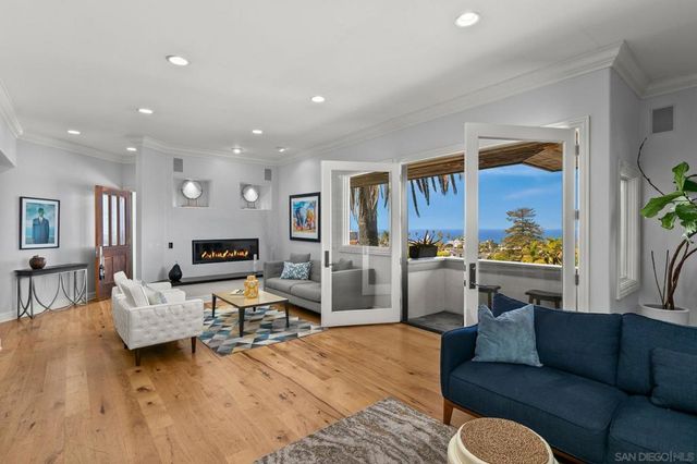 7651 Country Club Drive, La Jolla, CA 92037