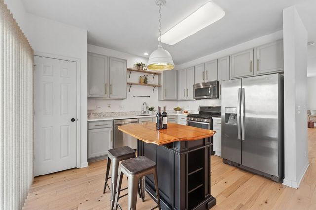 152 Jackson Street, Gilberts, IL 60136