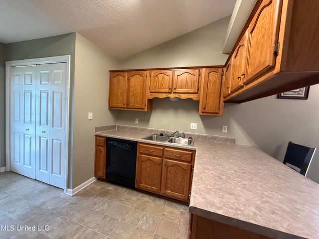 1552 Central Trails Drive, Southaven, MS 38671