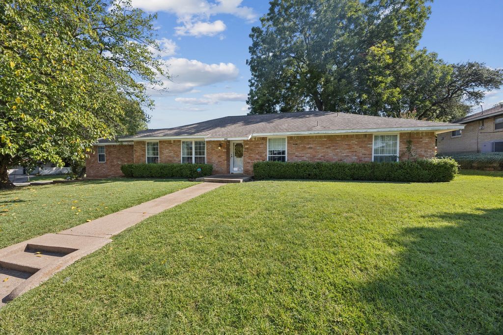 400 Riverwood Drive, Desoto, TX 75115