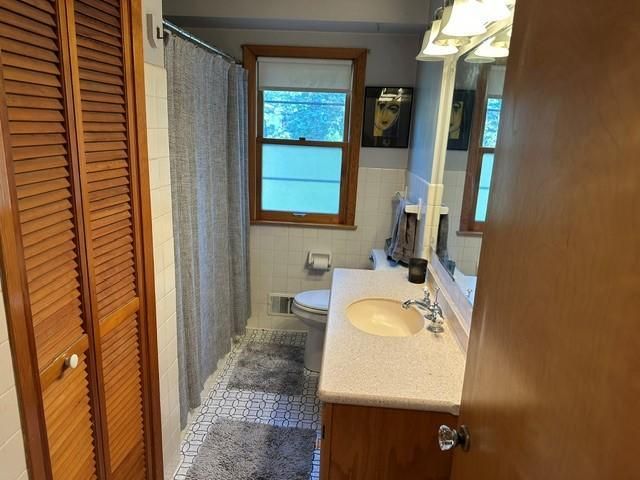 765 Rose Place, Roseville, MN 55113