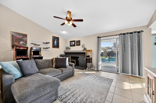 621 Dawnridge Rd, Roseville, CA 95678