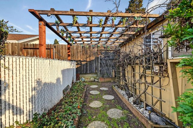 621 Dawnridge Rd, Roseville, CA 95678