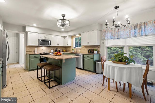 11 EDINBURGH CT, Newark, DE 19711