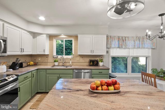 11 EDINBURGH CT, Newark, DE 19711