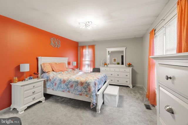 11 EDINBURGH CT, Newark, DE 19711