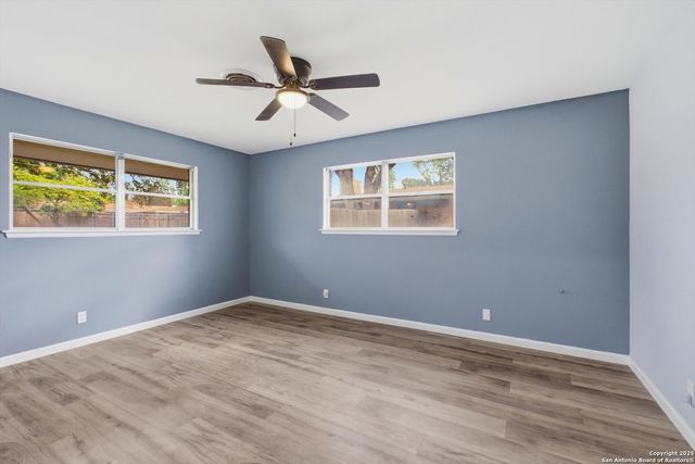 413 Cloudmont Dr, Windcrest, TX 78239