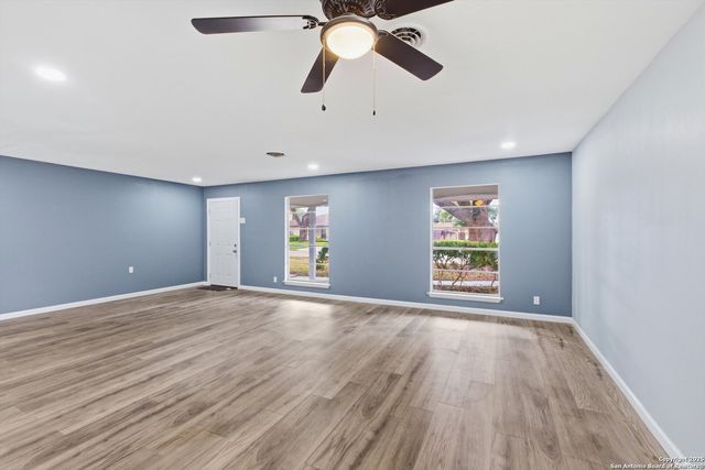 413 Cloudmont Dr, Windcrest, TX 78239