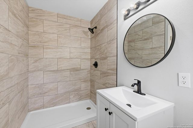 413 Cloudmont Dr, Windcrest, TX 78239