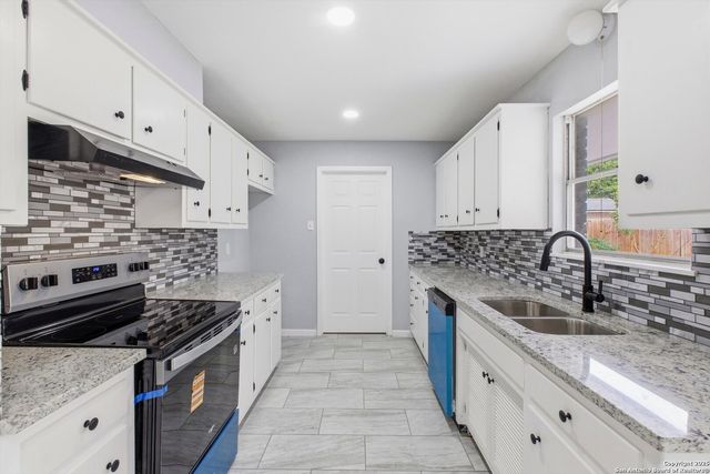 413 Cloudmont Dr, Windcrest, TX 78239