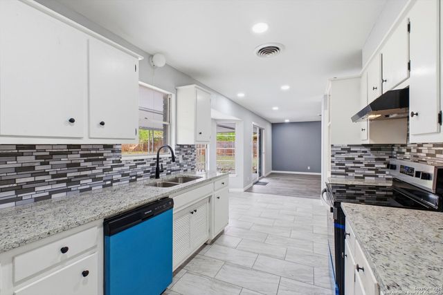 413 Cloudmont Dr, Windcrest, TX 78239