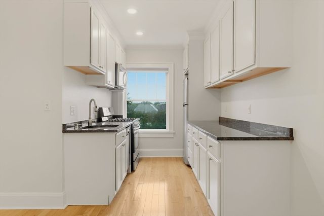 21 Bradlee Rd 32, Medford, MA 02155