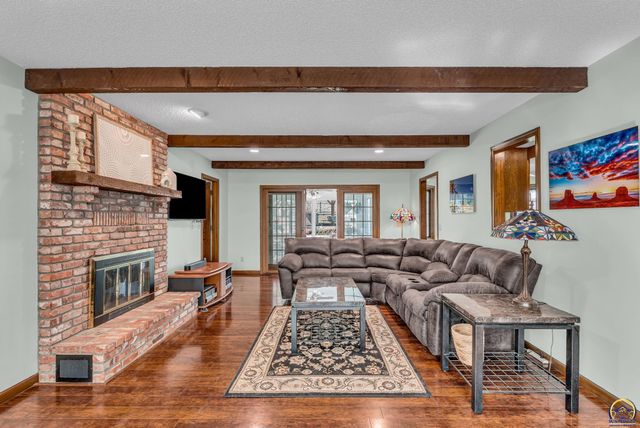 2253 SW Alameda DR, Topeka, KS 66614