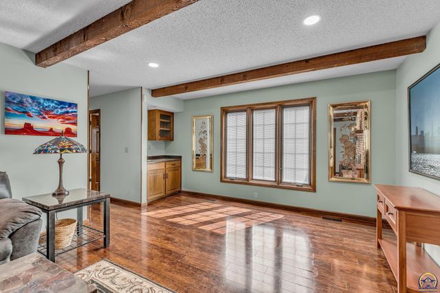 2253 SW Alameda DR, Topeka, KS 66614