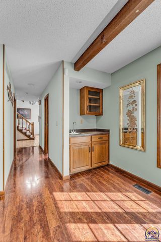 2253 SW Alameda DR, Topeka, KS 66614