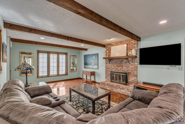 2253 SW Alameda DR, Topeka, KS 66614