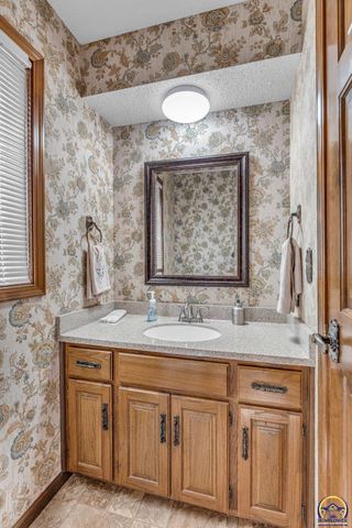 2253 SW Alameda DR, Topeka, KS 66614