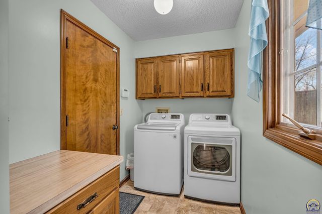 2253 SW Alameda DR, Topeka, KS 66614