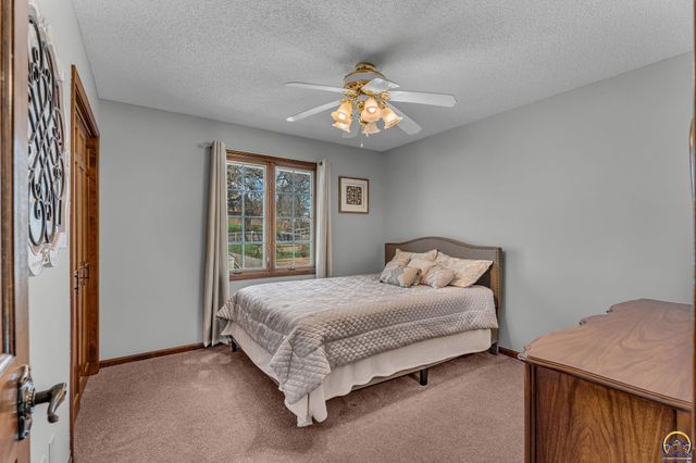 2253 SW Alameda DR, Topeka, KS 66614