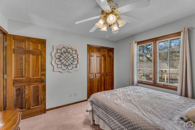 2253 SW Alameda DR, Topeka, KS 66614