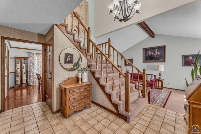 2253 SW Alameda DR, Topeka, KS 66614