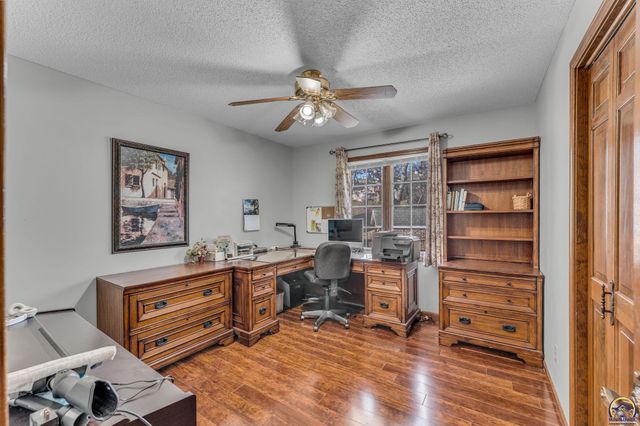 2253 SW Alameda DR, Topeka, KS 66614