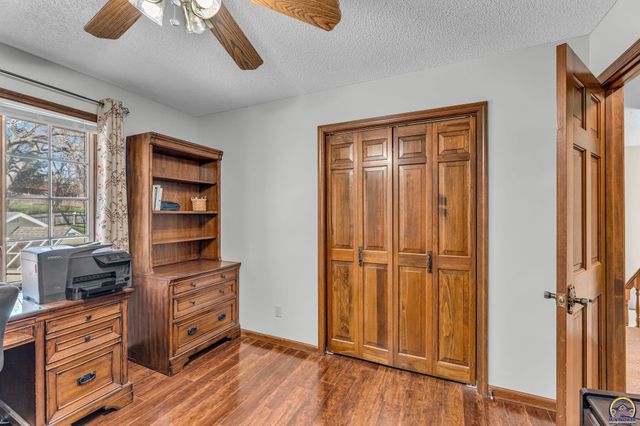 2253 SW Alameda DR, Topeka, KS 66614