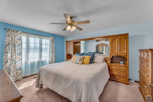 2253 SW Alameda DR, Topeka, KS 66614