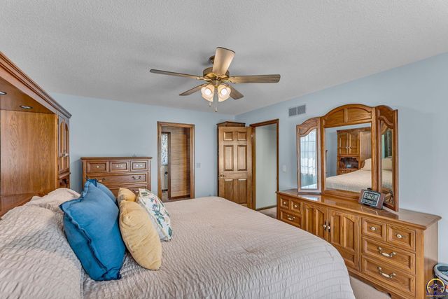 2253 SW Alameda DR, Topeka, KS 66614