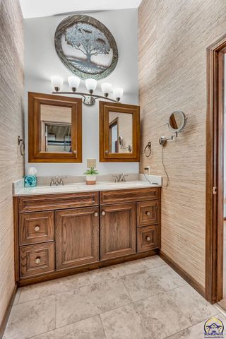 2253 SW Alameda DR, Topeka, KS 66614