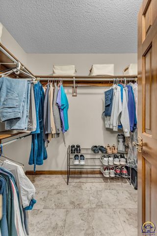 2253 SW Alameda DR, Topeka, KS 66614