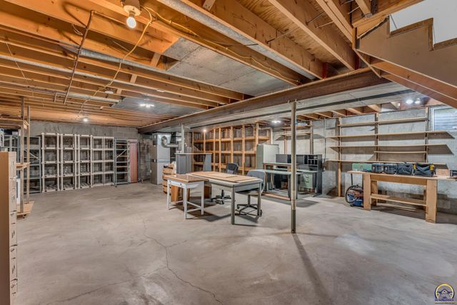 2253 SW Alameda DR, Topeka, KS 66614