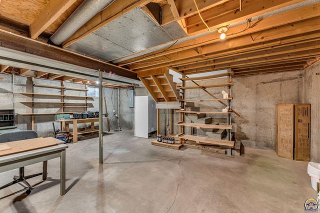 2253 SW Alameda DR, Topeka, KS 66614