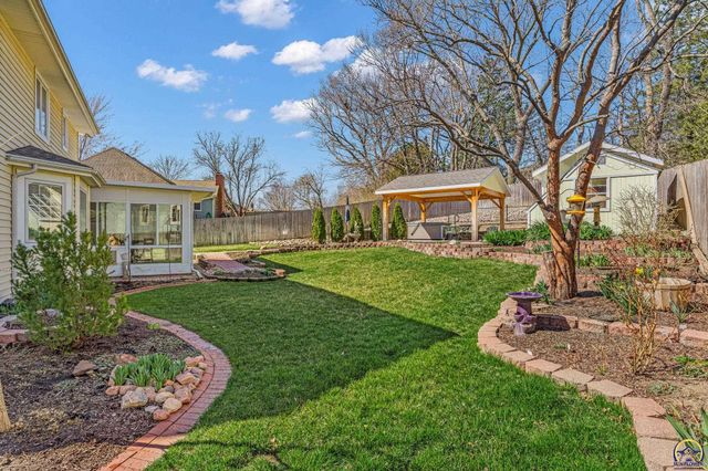 2253 SW Alameda DR, Topeka, KS 66614