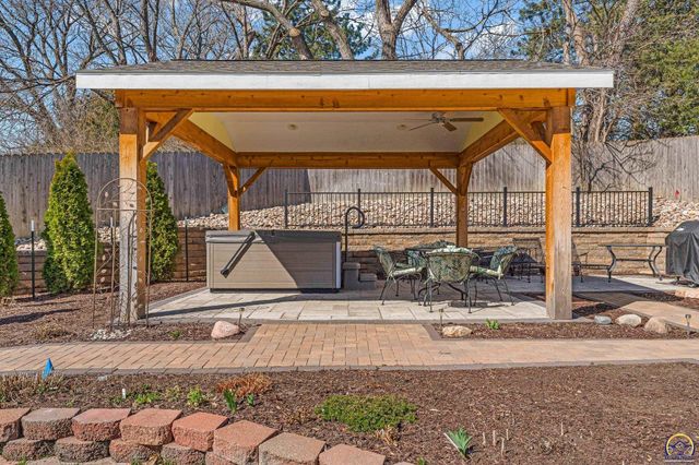 2253 SW Alameda DR, Topeka, KS 66614