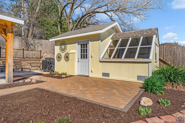 2253 SW Alameda DR, Topeka, KS 66614