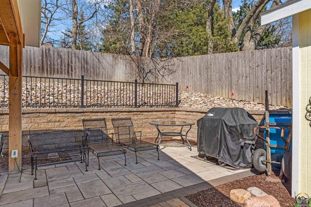 2253 SW Alameda DR, Topeka, KS 66614