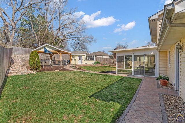 2253 SW Alameda DR, Topeka, KS 66614