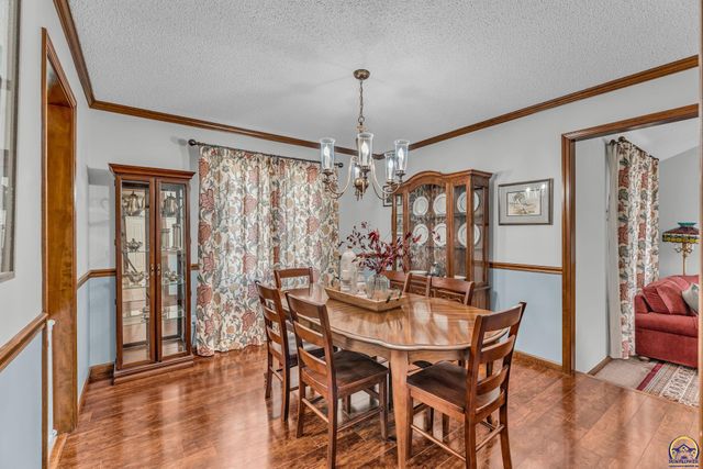 2253 SW Alameda DR, Topeka, KS 66614