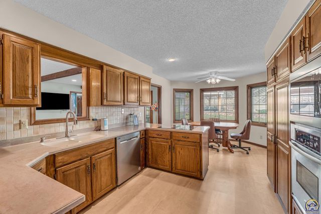 2253 SW Alameda DR, Topeka, KS 66614