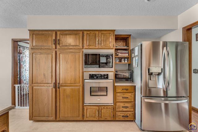 2253 SW Alameda DR, Topeka, KS 66614