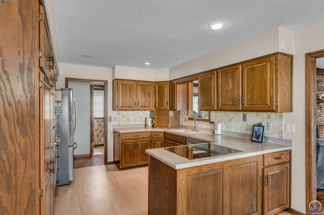 2253 SW Alameda DR, Topeka, KS 66614