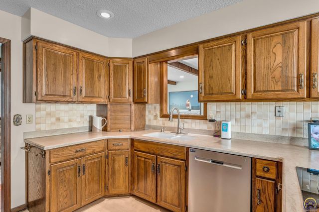 2253 SW Alameda DR, Topeka, KS 66614