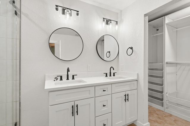 125 Blue Ridge TRL, Elgin, TX 78621