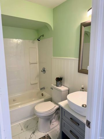 4904 Sweetser Avenue, Evansville, IN 47715