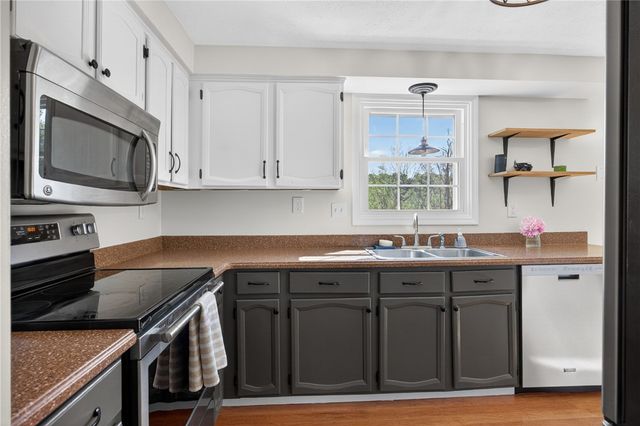 5885 Dalmatian Dr, Bethel Park, PA 15102