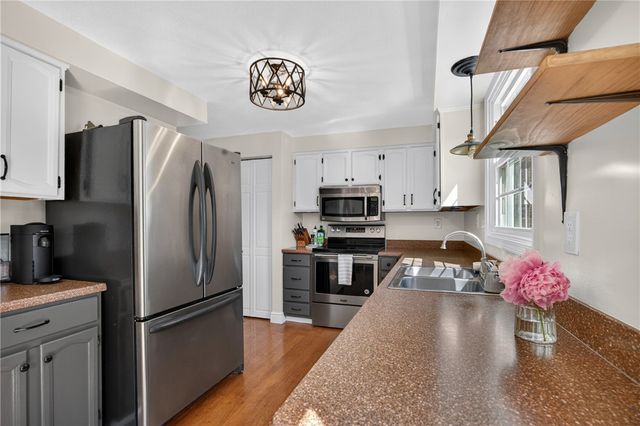 5885 Dalmatian Dr, Bethel Park, PA 15102