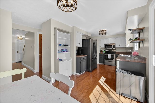 5885 Dalmatian Dr, Bethel Park, PA 15102