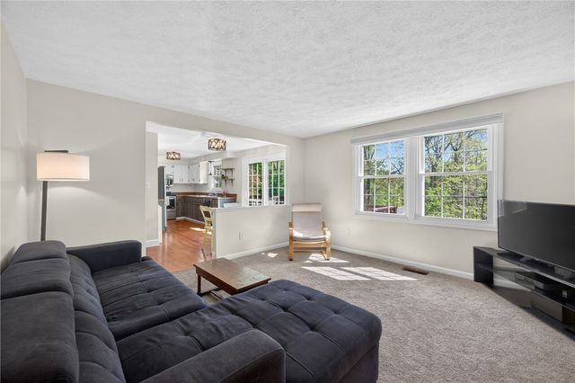 5885 Dalmatian Dr, Bethel Park, PA 15102